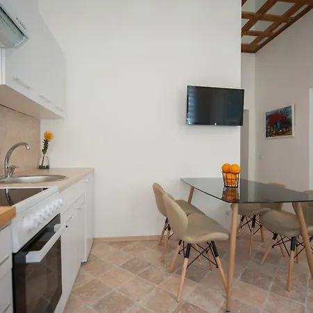 Romantic New 2 Bedroom Location *