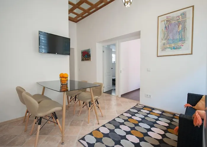 Romantic New 2 Bedroom Location Lejlighed