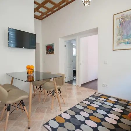 Romantic New 2 Bedroom Location Apartment