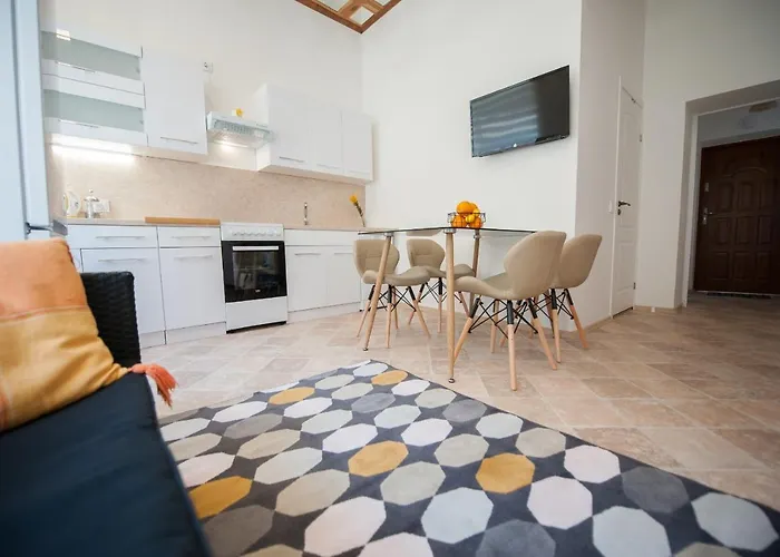 Romantic New 2 Bedroom Location Apartment *