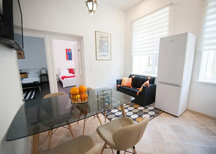 Romantic New 2 Bedroom Location *